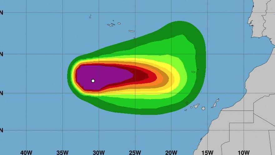 La tormenta tropical Theta cambia de rumbo y acerca su trayectoria a Canarias