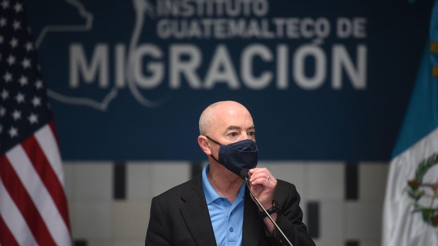 Cifra "sin precedentes" de migrantes detenidos en julio rompe un récord en EE.UU.