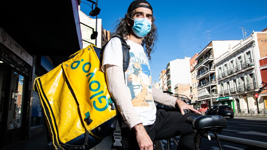 Ataques a varios riders en los chats de las asociaciones afines a Glovo y Deliveroo: "Hay que troncharles las piernas"