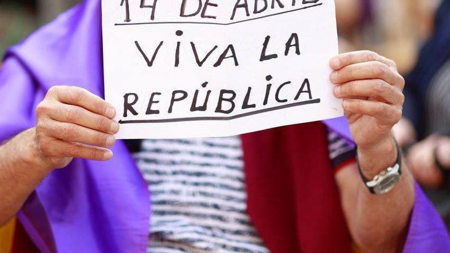 Las campañas paralelas de Sumar y Podemos en Euskadi paran en Eibar para recordar la II República