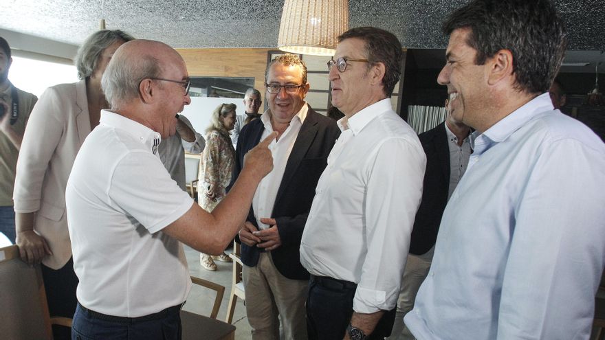 El presidente del Partido Popular, Alberto Núñez Feijóo (2º dcha), se reúne, junto al presidente del PP de la Comunitat Valenciana, Carlos Mazón (dcha), con representantes del sector turístico en Benidorm. En la imagen Feijoo y Mazón, junto al alcalde de Benidorm Antonio Perez (centro), bromean con el presidente de HOSBEC, Antonio Mayor. EFE/Pep Morell