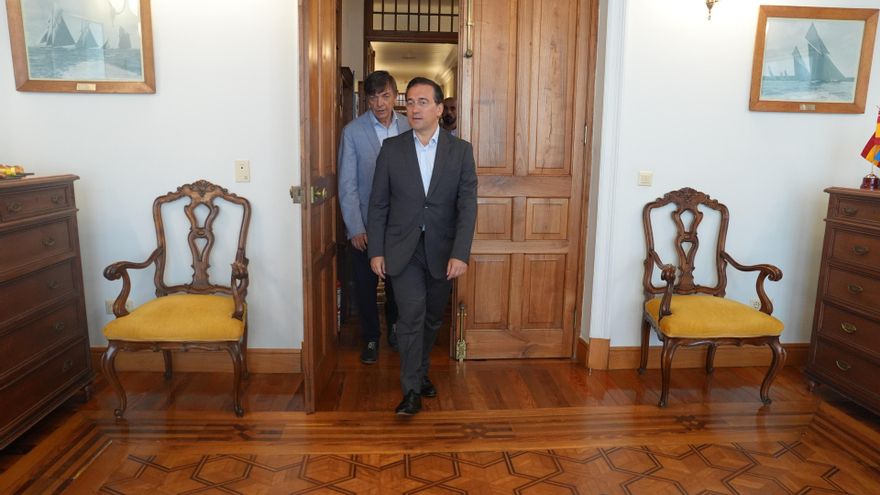 El ministro de Asuntos Exteriores, José Manuel Albares, en el Palacio de la Magdalena junto al rector de la UIMP, Carlos Andradas