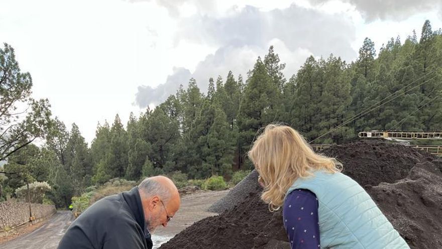 Lapilli y cenizas a 35 euros: la ONG Geólogos del Mundo recauda fondos para los afectados por el volcán de La Palma