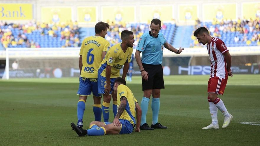 La UD Las Palmas naufraga ante el Almería