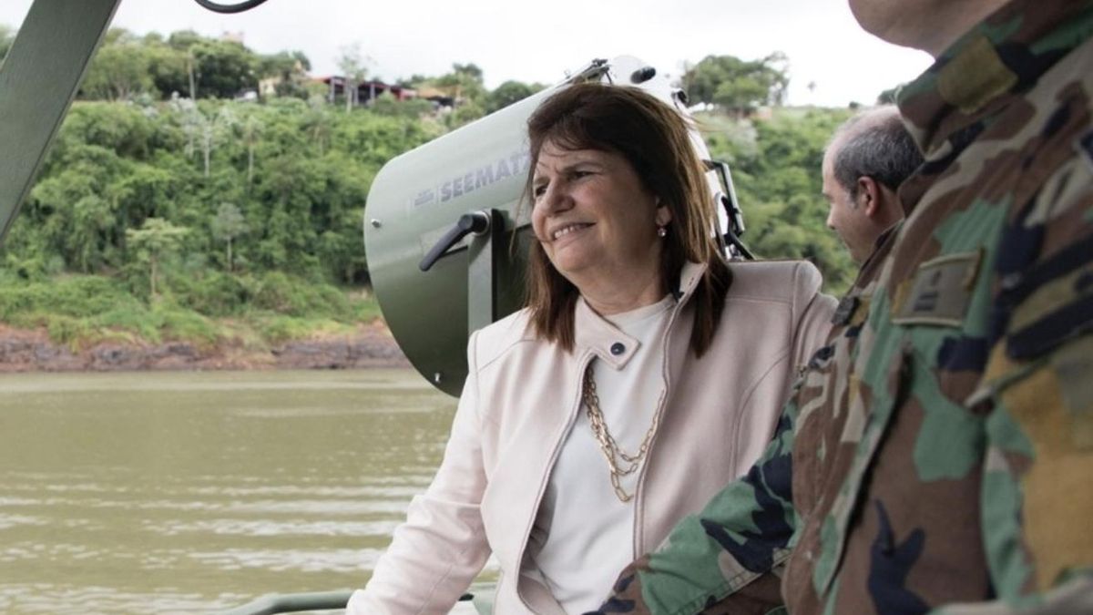 Bullrich, en la Triple Frontera, meses atrás. Ahora se hizo con Migraciones y el Renaper.