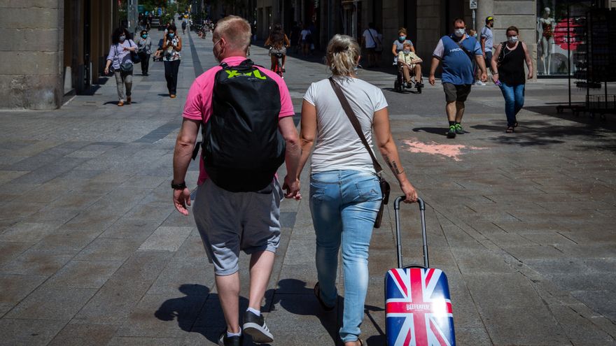 Una pareja de turistas británicos camina por el centro de Barcelona este lunes. EFE/Enric Fontcuberta
