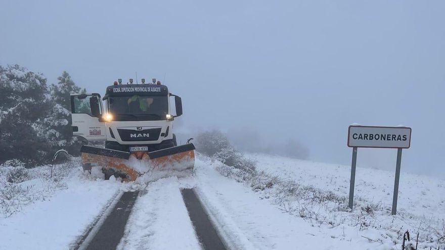 La nieve llega a Albacete y se activa el parque móvil de la Diputación: en algunas zonas hay que usar cadenas