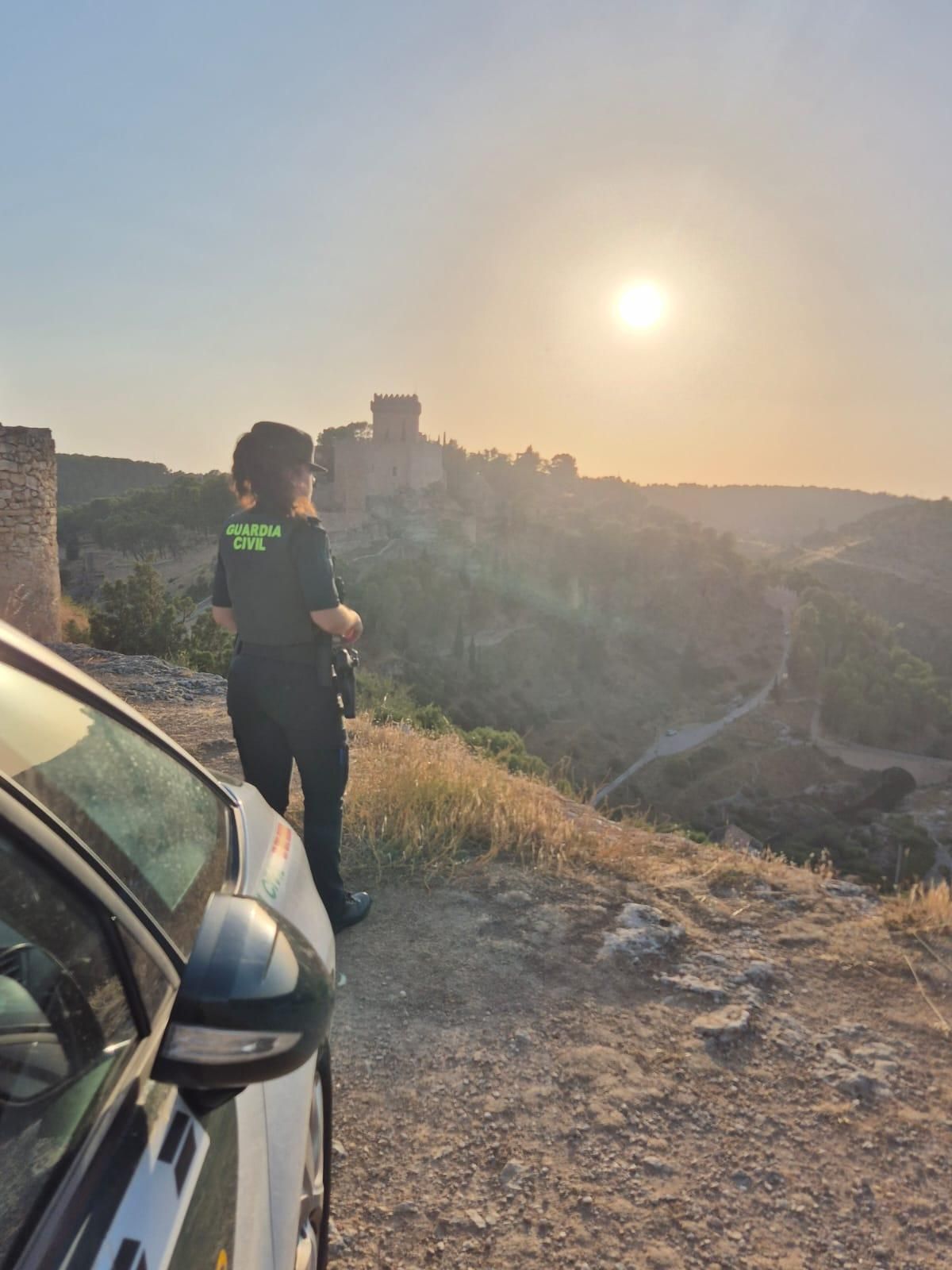 Una agente de la Guardia Civil durante el eclipse total de Sol en Cuenca