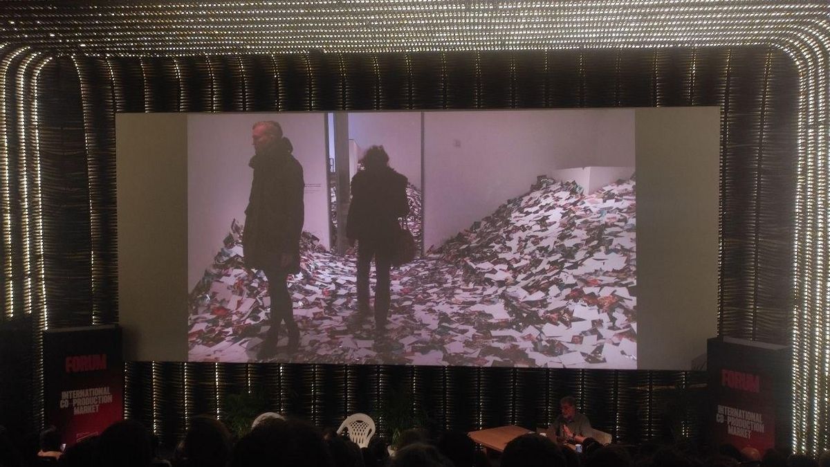Vídeo de personas paseando por la instalación '24 Hours in Photos', de Eric Kessels.