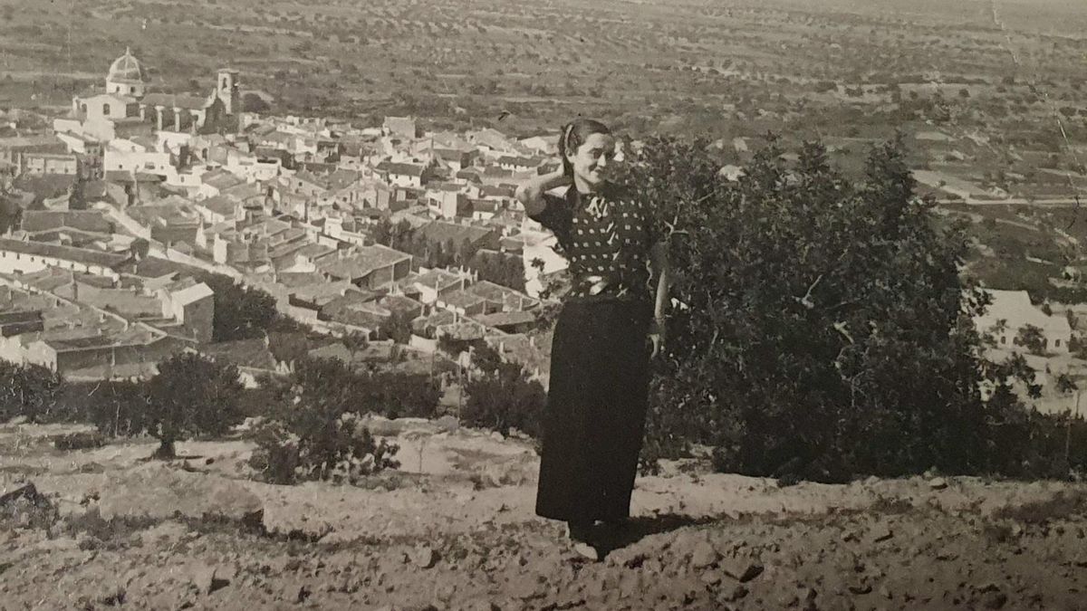 Julia Muñoz, en una de las fotos realizadas por Arturo Lodeiro en el verano de 1937.