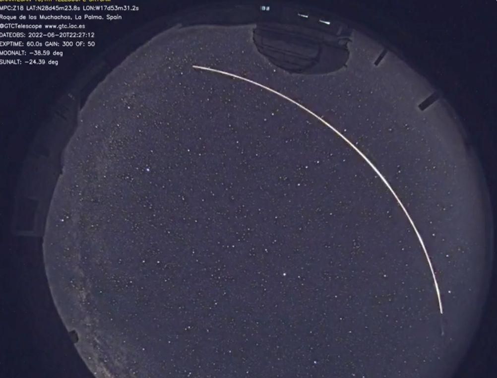 Imagen  de la reentrada”  a  la atmósfera del un cohete CZ-2F chino captada por la cámara del cielo del Gran Telescopio Canarias.