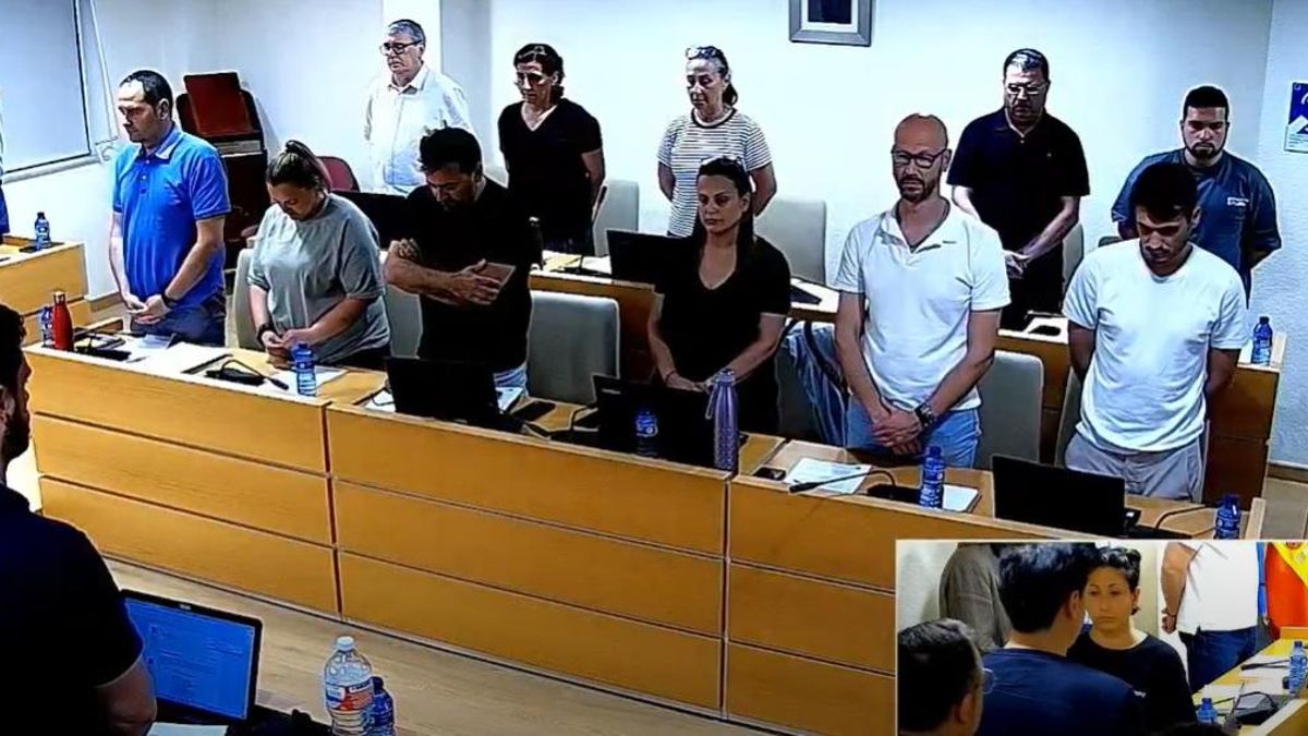 Instante del minuto de silencio guardado en el pleno de Paiporta en memoria de las víctimas de la DANA.
