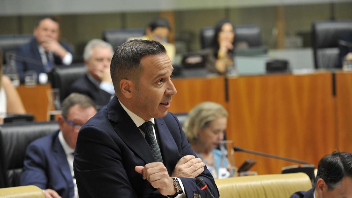 La Junta advierte con meter la tijera al Consejo de la Juventud y defiende retirar la cartelería LGTBI