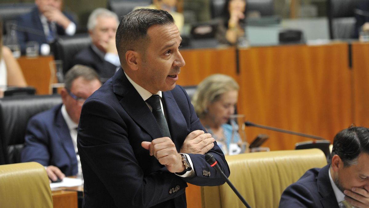 La Junta advierte con meter la tijera al Consejo de la Juventud y defiende retirar la cartelería LGTBI