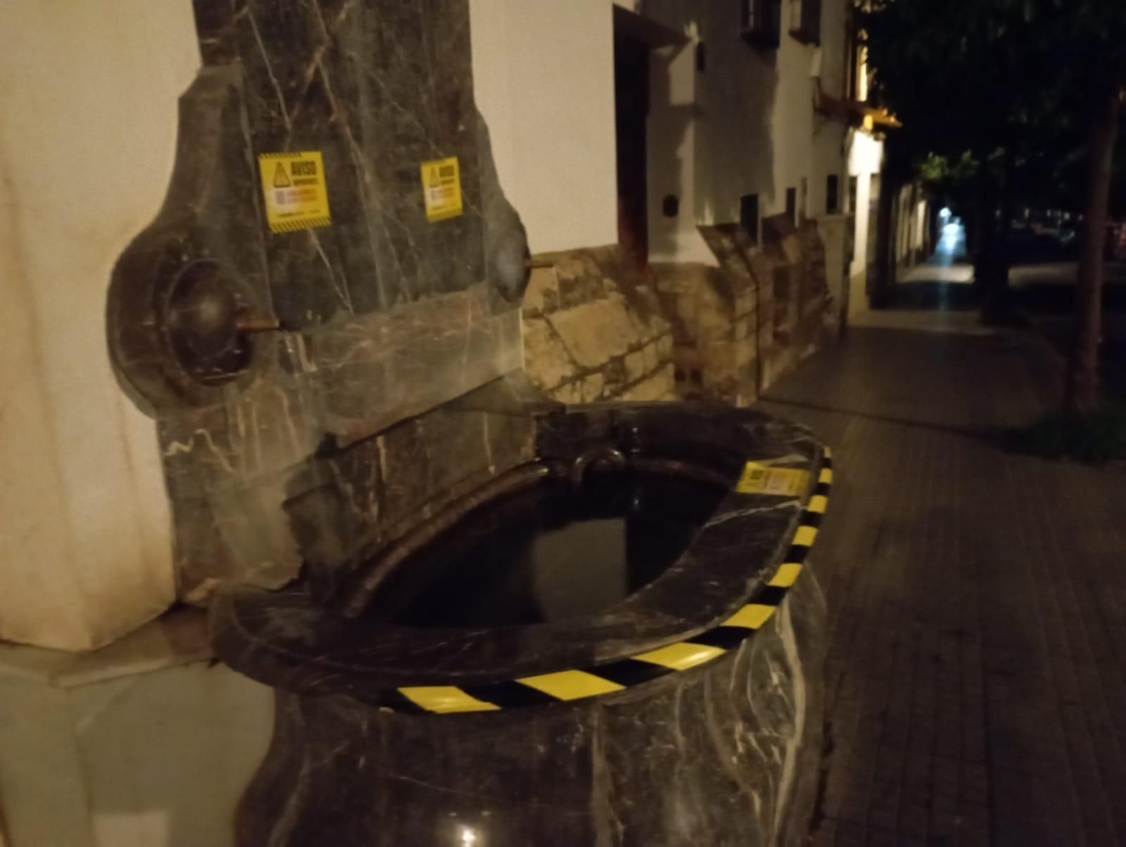 Greenpeace inunda las fuentes de Córdoba con mensajes de advertencia por el regadío intensivo