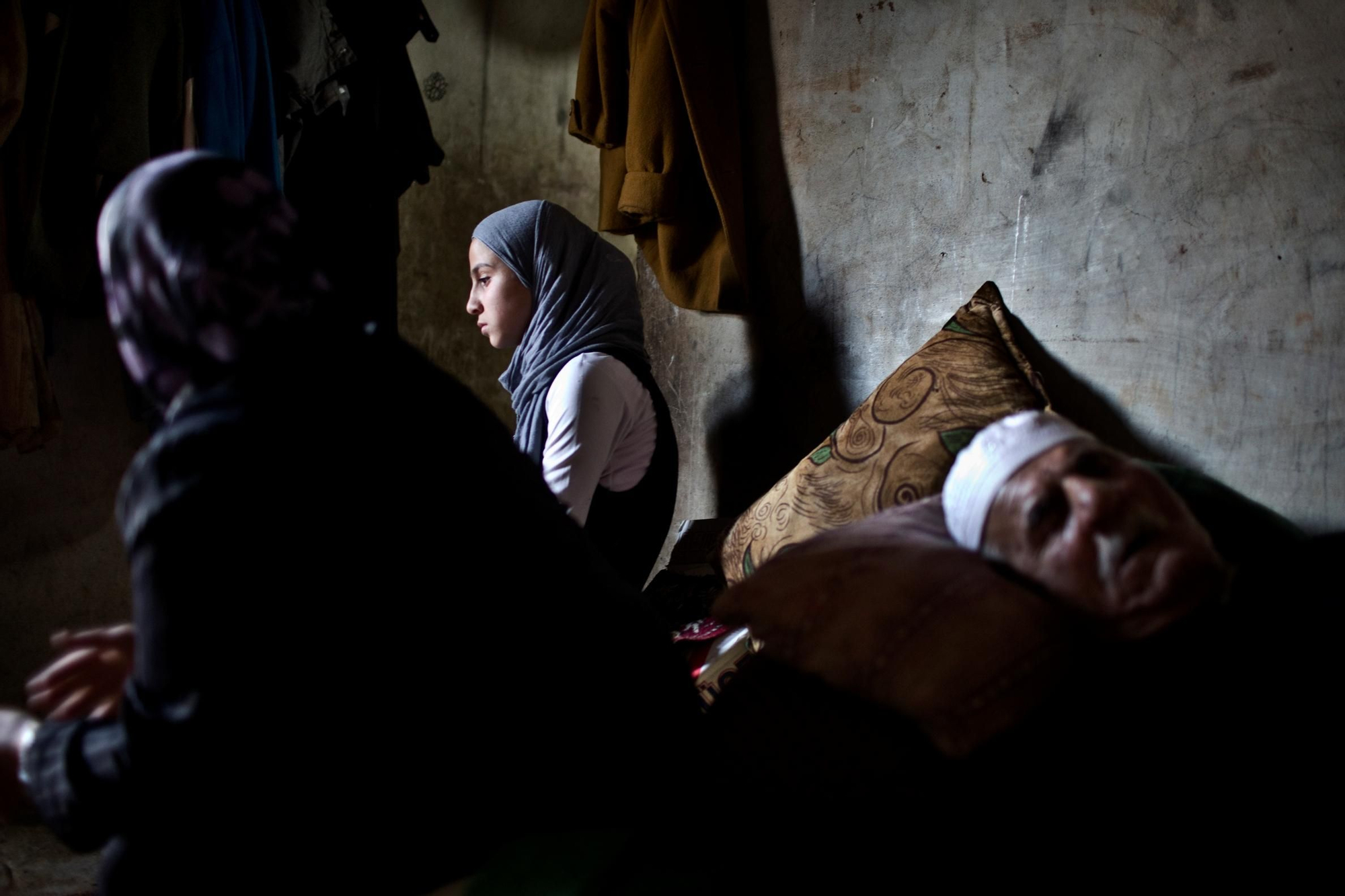 El informe fue realizado por MSF a partir de entrevistas con 2.100 familias de refugiados. Un 75% de los encuestados no están preparados para afrontar el rigor del invierno. Un anciano enfermo de Parkinson duerme en una habitación en una casa destartalada en Trípoli, Líbano, junto a su nuera y su nieta y 16 miembros de su familia. La familia paga 175 dólares por el refugio, que carece de calefacción.