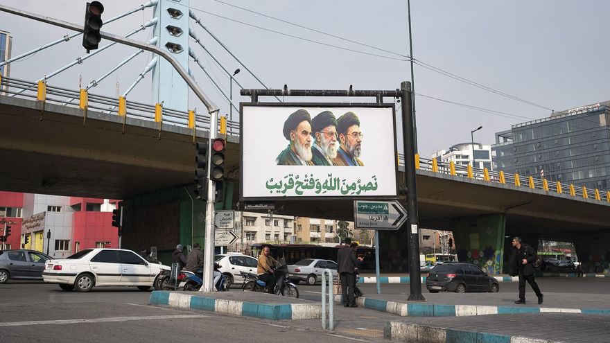 Un cartel muestra al nuevo líder supremo de Irán, Mojtaba Jameneí, junto con su padre y antecesor Alí Jameneí y el fundador de la República Islámica Ruholá Jomeiní en el norte de Teherán.