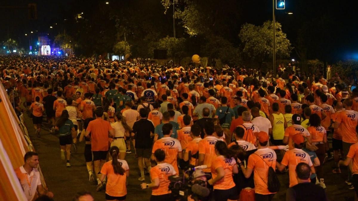 Más de 26.000 corredores llenan las calles de Sevilla en la Carrera Nocturna del Guadalquivir