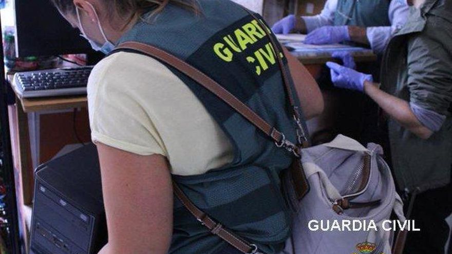 La Guardia Civil detiene a 14 personas en Vitoria por falsificar certificados de PCR negativa