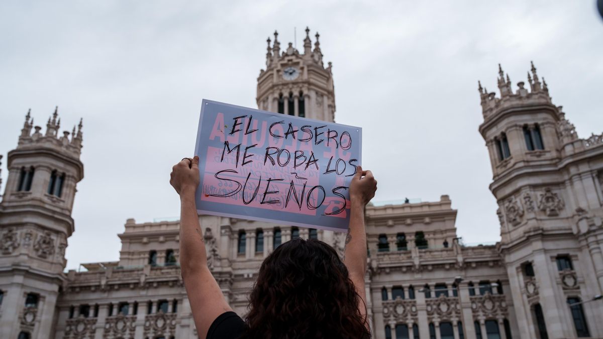 Una persona sostiene una pancarta con lema 'El casero me roba los sueños' durante la manifestación de este sábado por la vivienda en Madrid.