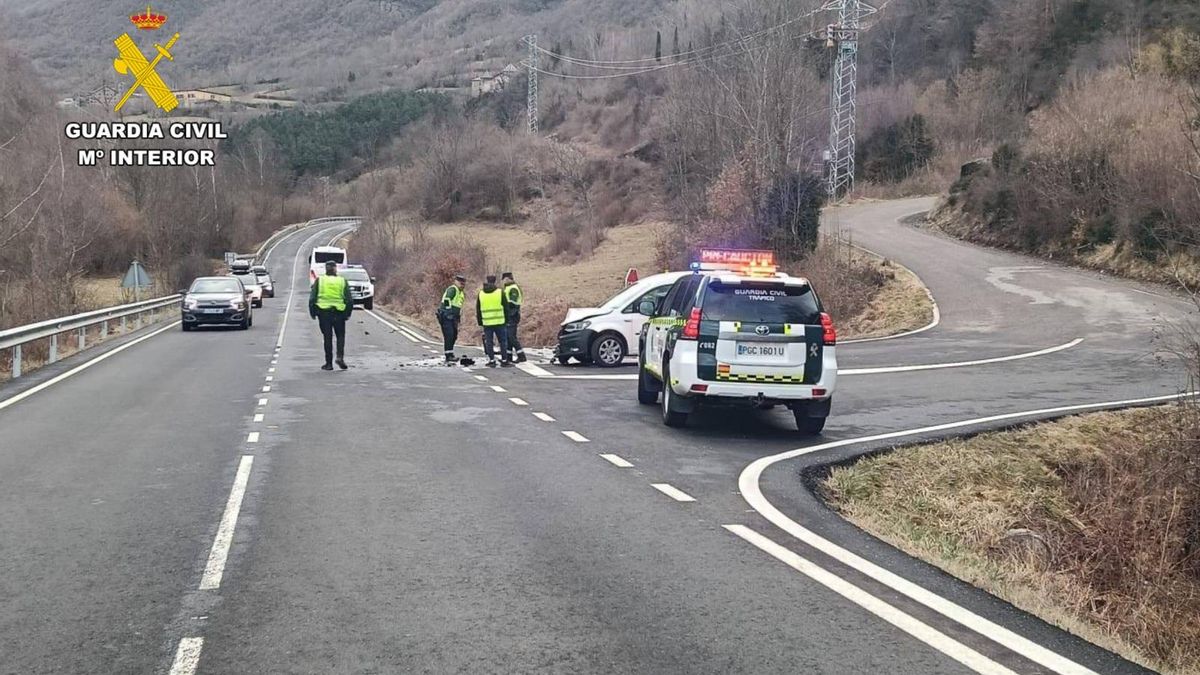 Once menores resultan ilesos tras el choque de una furgoneta contra su autobús escolar en Sahún (Huesca)