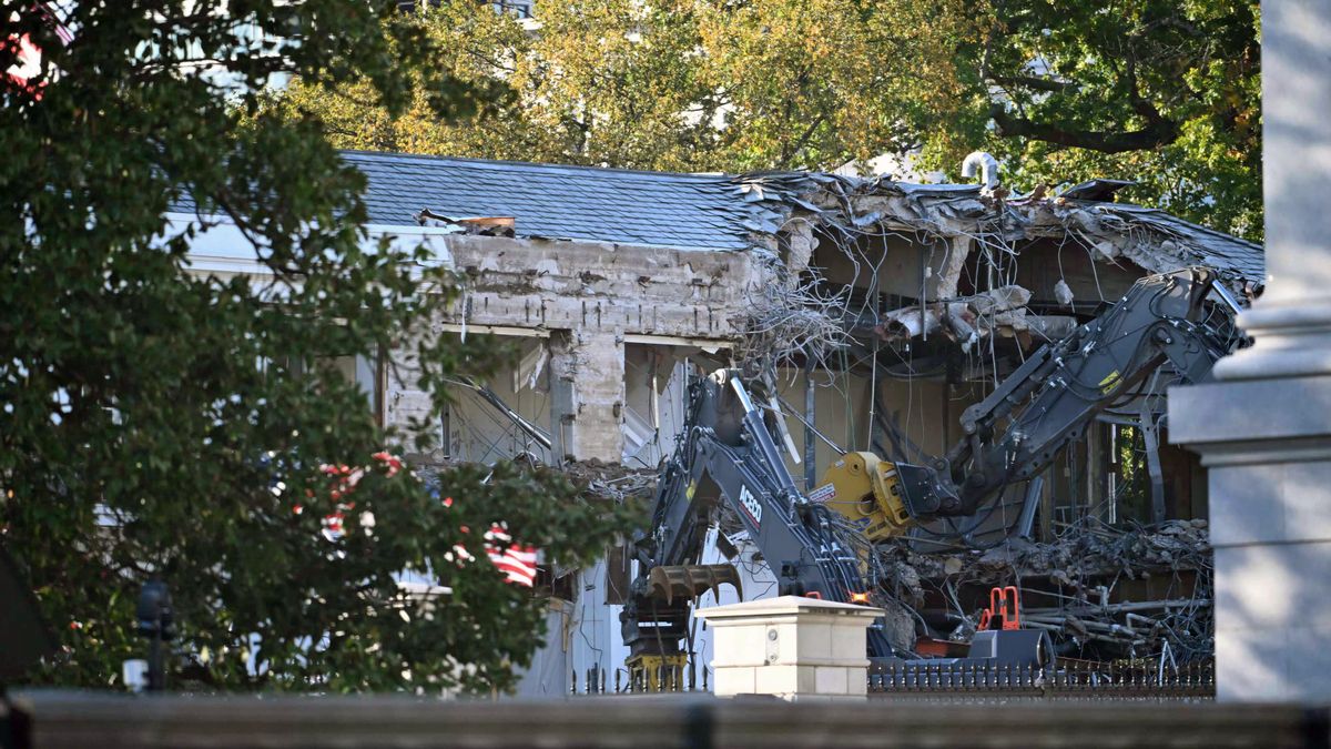 Maquinaria pesada derriba una sección del Ala Este de la Casa Blanca mientras comienza la construcción del salón que el presidente Donald Trump planea construir, en Washington, D.C., el 20 de octubre de 2025.