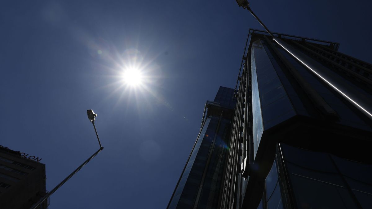 El martes arranca con aviso amarillo por rachas fuertes en la Sierra en un día de subida de temperaturas en Madrid