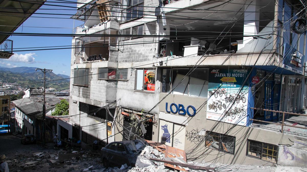 Fotografía que muestra una edificación destruida por un terremoto de magnitud 7,4 este lunes, en Manizales (Colombia).