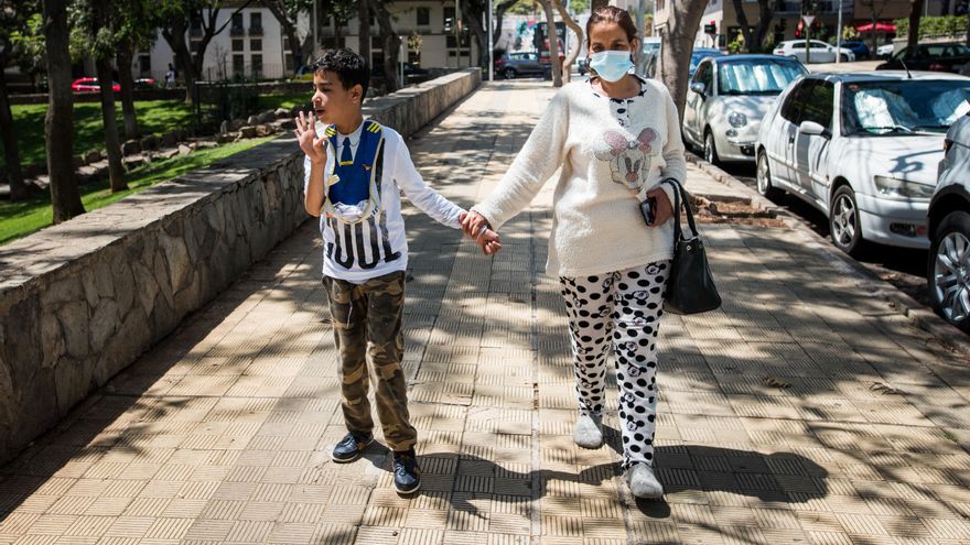 Mbarka y su hijo Omar pasean por la capital de Tenerife