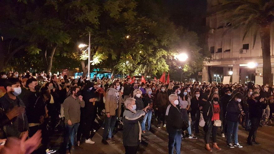 Imagen de la concentración ante los juzgados de Sevilla por la condena al rapero Hasel