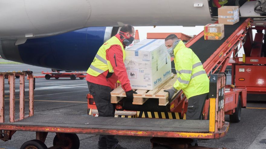 La segunda remesa de vacunas contra la COVID aterriza en Tenerife Norte