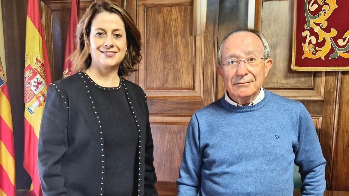 La alcaldesa de Teruel, Emma Buj, y el mantenedor de las próximas Fiestas del Ángel de Teruel, Paco Gómez.