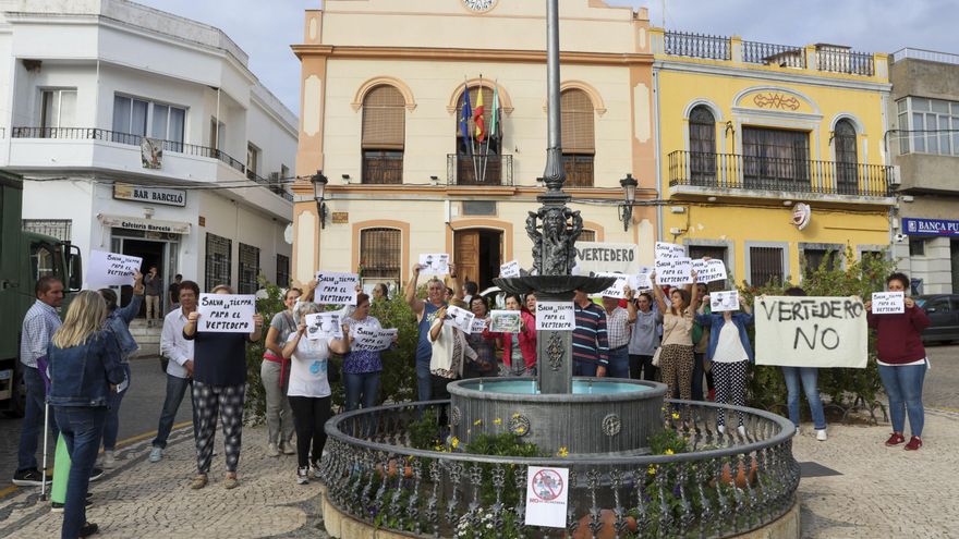 Los vecinos de Salvatierra creen que “el pueblo ha sido engañado” con la instalación del vertedero