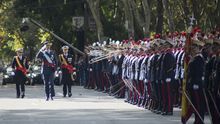 El Rey pasando revista el día de la Fiesta Nacional / Guardia Real