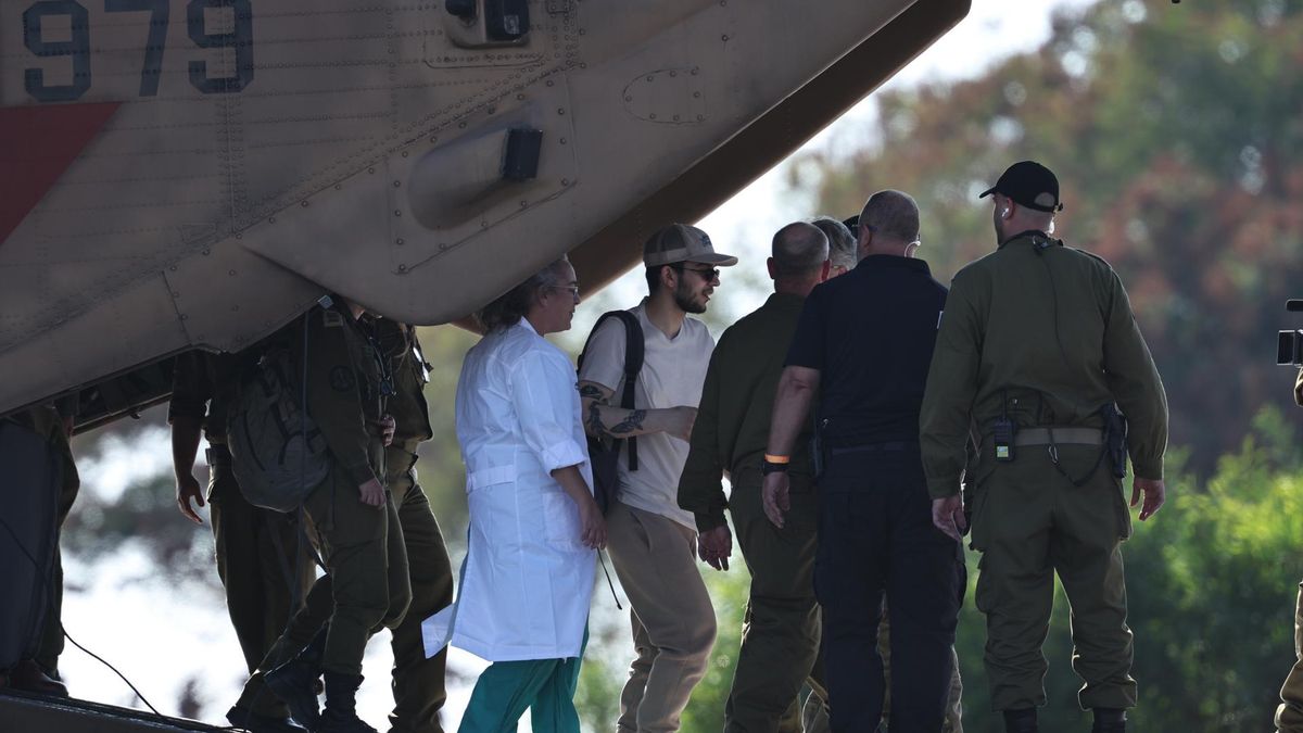 Yosef Chaim Ohana sale de un avión militar ataviado con una gorra a su llegada al Hospital Sheba en Ramat Gan, este lunes.
