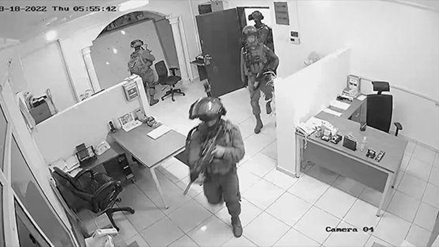 Imagen de las cámaras de seguridad de la ONG Defense for Children durante la redada del ejército israelí