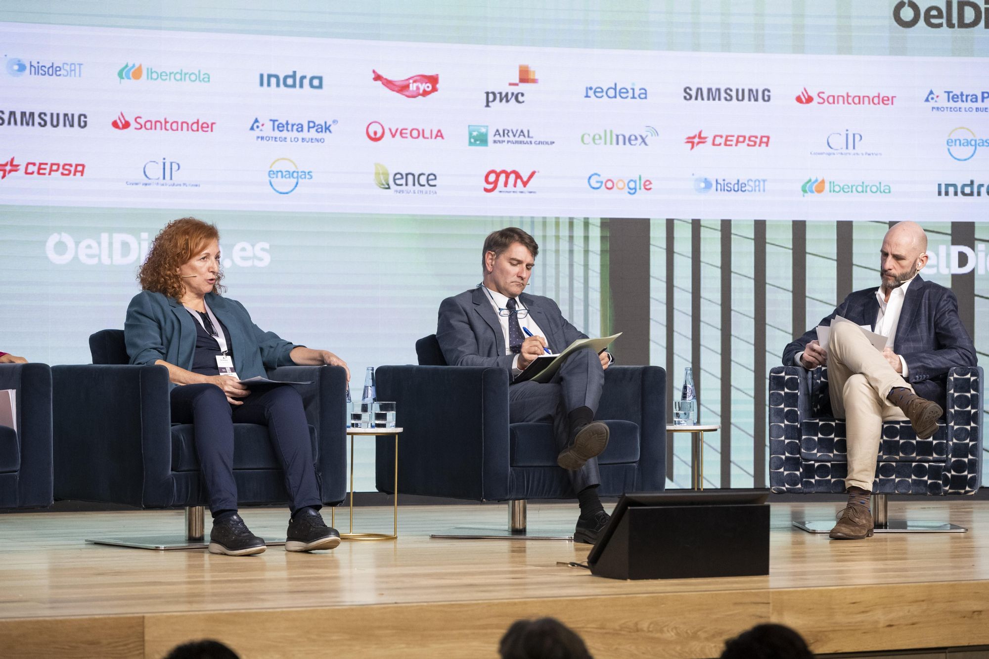 Ana Hermoso, técnica de la Secretaría Confederal de Empleo de CCOO; Manuel de la Rocha, secretario de Estado de Asuntos económicos y G-20 de Presidencia del Gobierno;  Rodrigo Ponce de León, redactor jefe de Economía de elDiario.es durante la conversación "Los fondos europeos, principal herramienta transformadora de la economía española"