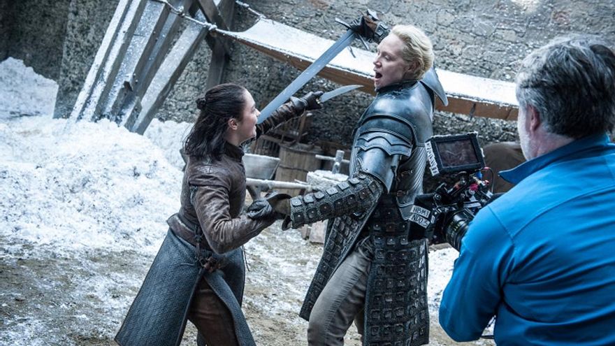 Maisie Williams (Arya Stark) y Gwendoline Christie (Brienne de Tarth) pelean en Invernalia