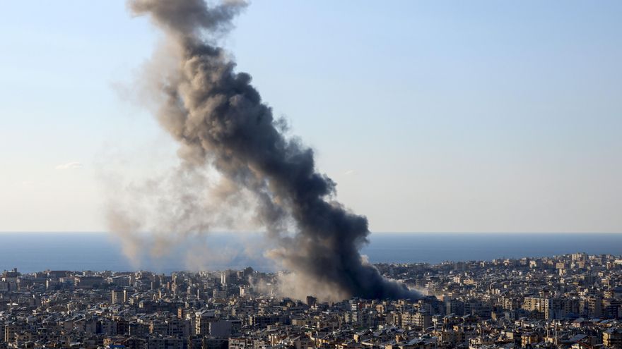 El humo se eleva después de un ataque aéreo israelí en Bourj Al Barajneh, en los suburbios del sur de Beirut, Líbano, 02 de marzo de 2026. Según el Ministerio de Salud Pública de Líbano, al menos 31 personas murieron y 149 resultaron heridas en ataques aéreos en los suburbios del sur de Beirut y en pueblos del sur del Líbano. El ejército israelí afirmó que está llevando a cabo ataques en todo el país dirigidos a la infraestructura y personal de Hezbolá. (Líbano, Hizbulá/Hezbolá) EFE/EPA/WAEL HAMZEH