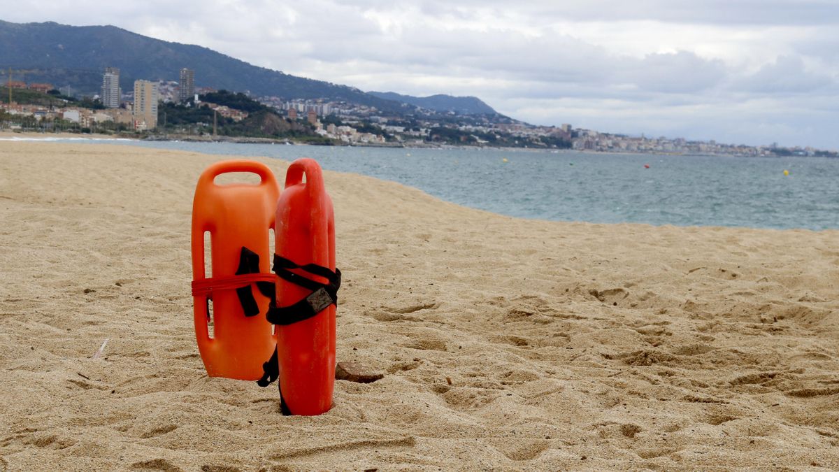 Dos flotadores en la playa de Badalona