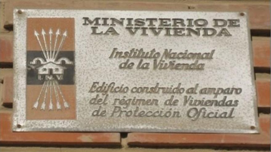 Placa falangista en un edificio de viviendas, muy comunes todavía.