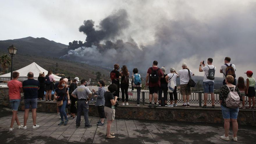 El volcán de La Palma se prepara para un aluvión de turistas: chalecos reflectantes y cambios en el tráfico para el puente