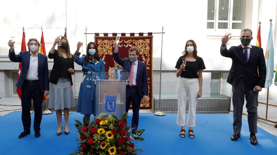 El alcalde de Madrid, José Luis Martínez-Almeida (c), junto a la vicealcaldesa, Begoña Villacís (3i), portavoz municipal de Más Madrid, Rita Maestre (2d), y el portavoz de Vox en la Asamblea, Javier Ortega Smith (d), entre otros, durante el acto conmemorativo del Día de la Fiesta Nacional. EFE/Emilio Naranjo