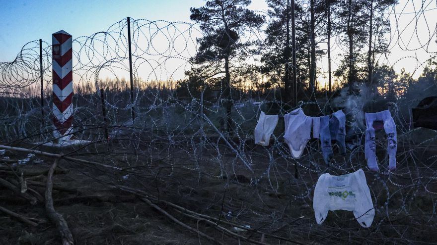 Ropa tendida en la alambrada de la frontera entre Bielarrusia y Polonia en la región de Grodno. EFE/EPA/STRINGER