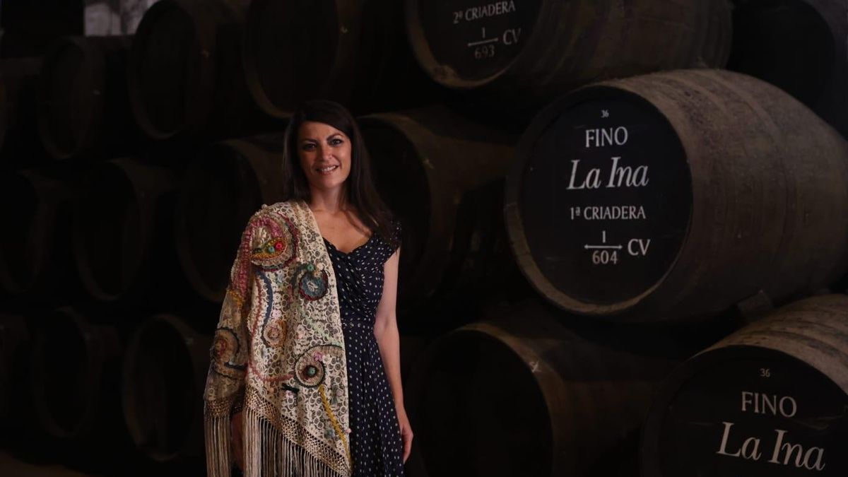 La candidata de Vox a las elecciones andaluzas de 19 de junio, Macarena Olona, este viernes en Bodegas Lustau de Jerez de la Frontera (Cádiz), antes de visitar la Feria del Caballo.