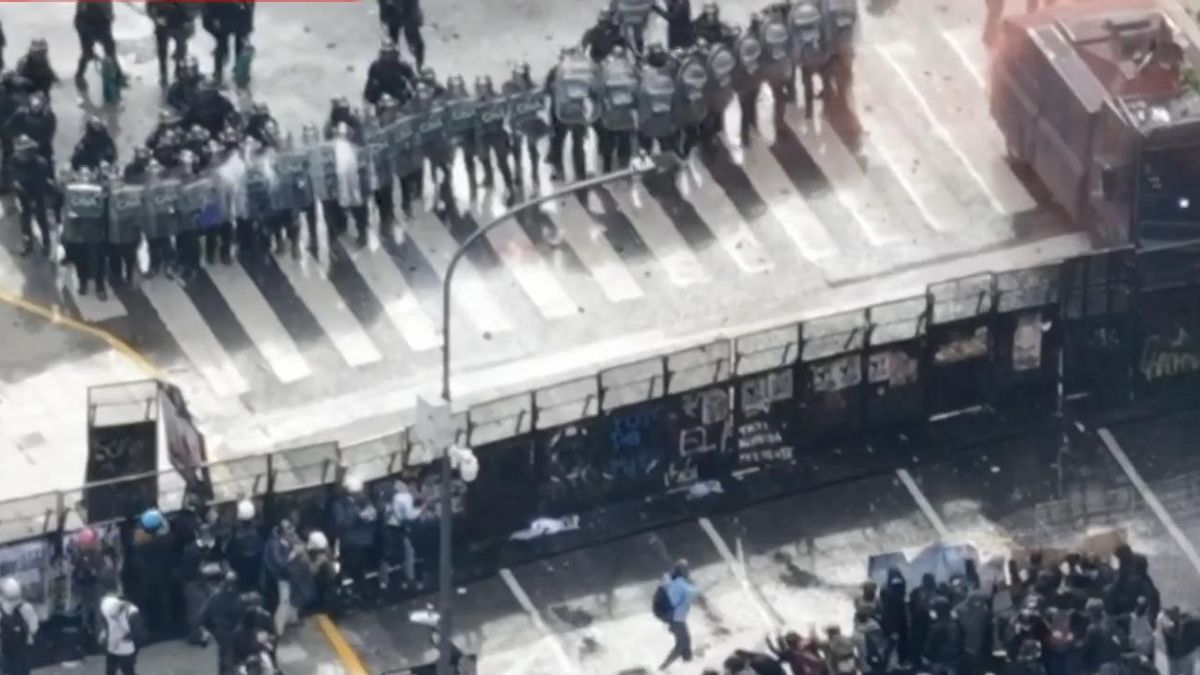 La Policía lanzó gases lacrimógenos y utilizó camiones hidrantes durante la Marcha Federal Universitaria