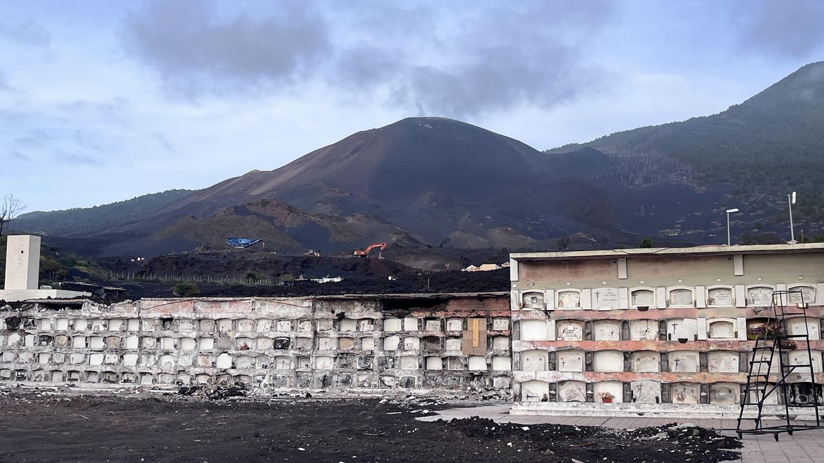 Cementerio, en mitad de la colada de lava, y el volcán detrás.