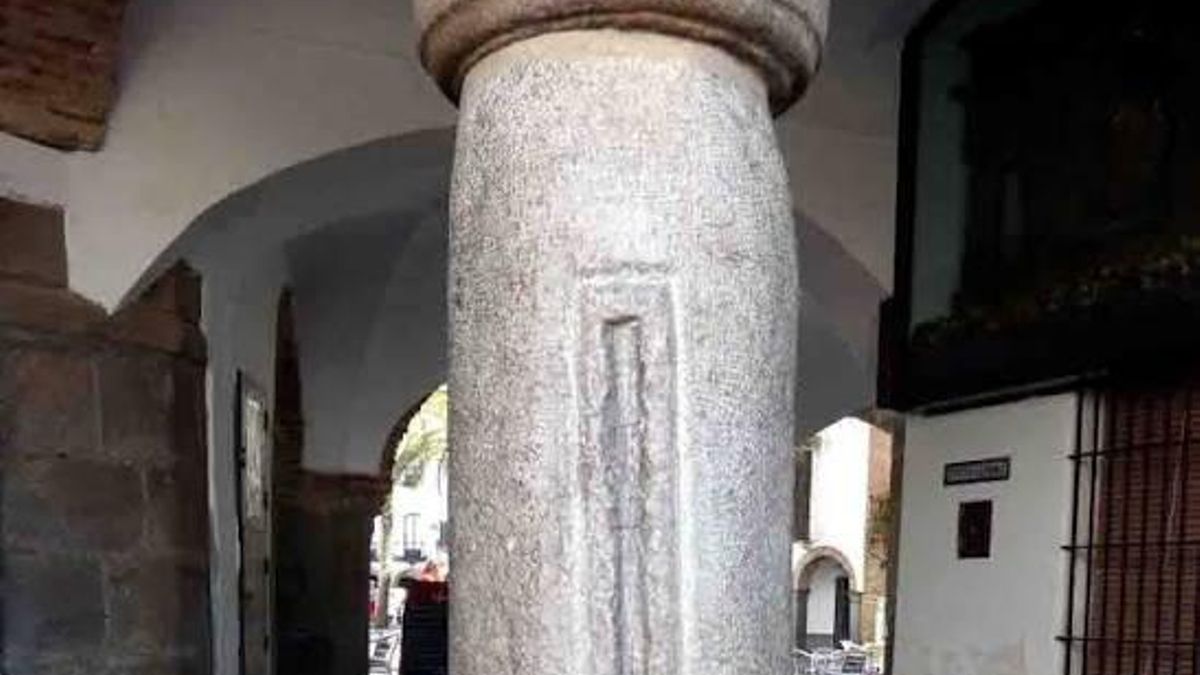 La muesca vertical sigue atrayendo la mirada de los curiosos que buscan comprender una época donde no existía un sistema métrico unificado