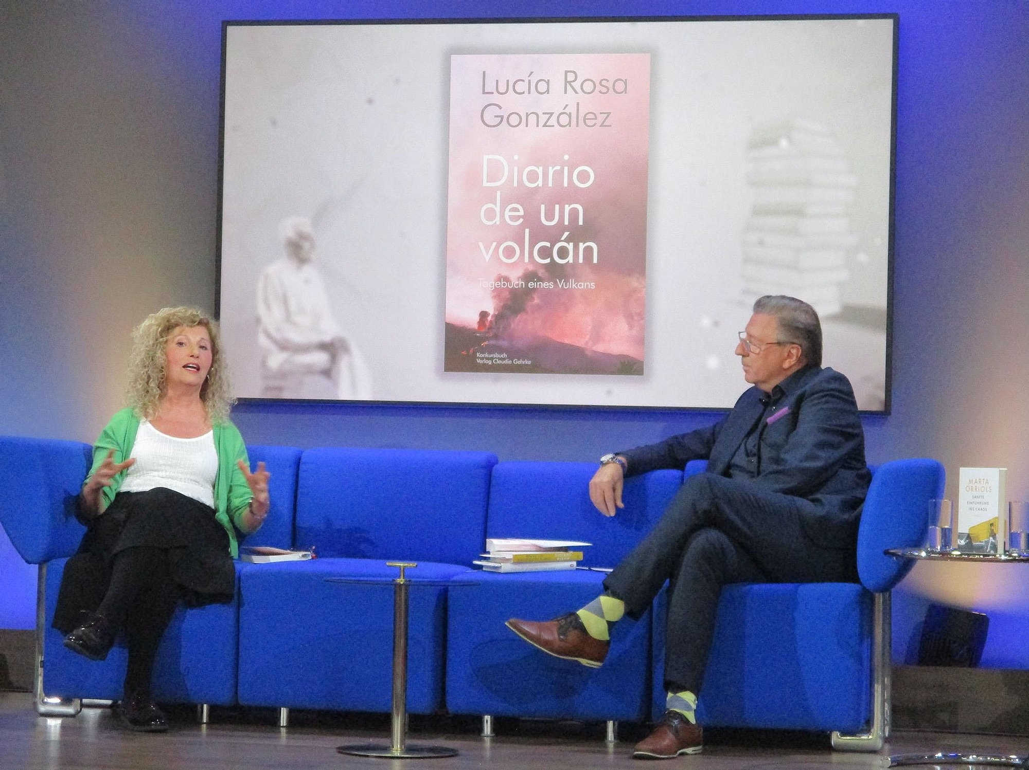 Lucía Rosa González conversa con Mattias Hügle en el 'Sofá azul'.