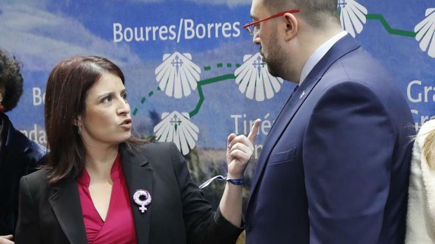 La vicesecretaria general del PSOE, Adriana Lastra, conversa con el presidente del Principado de Asturias, Adrián Barbón, durante el acto institucional en el que se celebra el Día de Asturias en Fitur 2020.